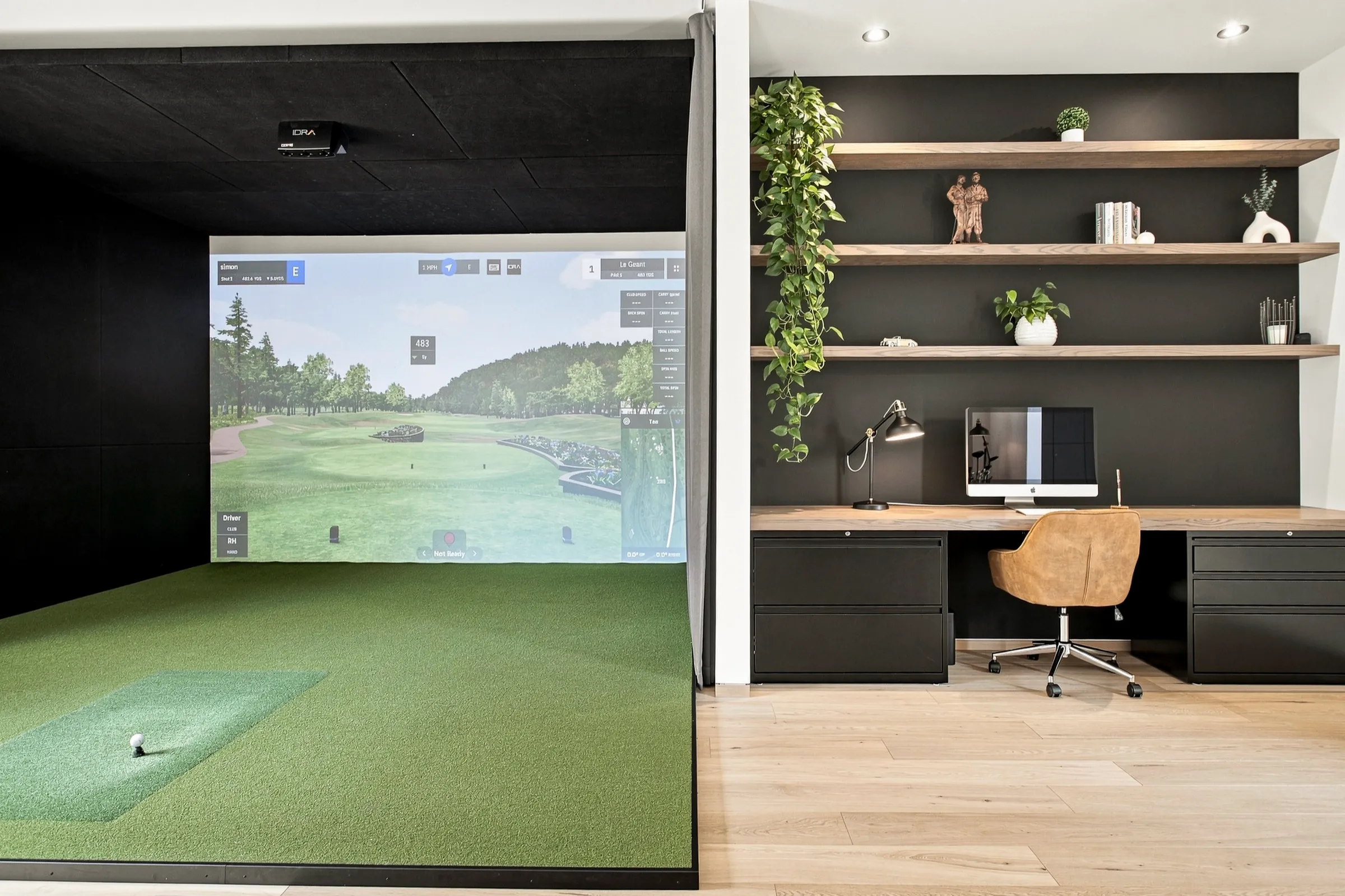 Salle de simulateur de golf au sous-sol, écran de projection et coin bureau intégré