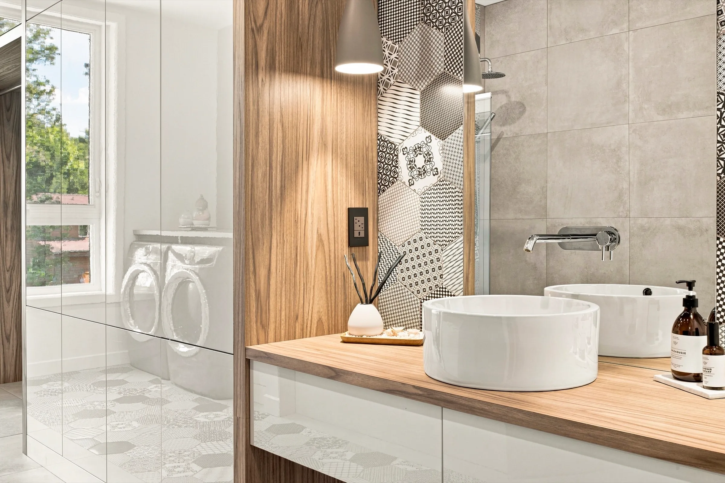 Salle de bain contemporaine, vasque circulaire posée sur un plan de bois devant un mur de céramique à motif