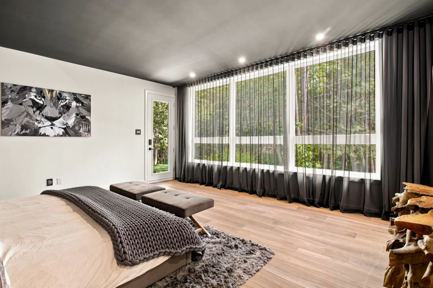 Chambre au lit fait avec soin, couvre-lit lisse et tables de chevet vides